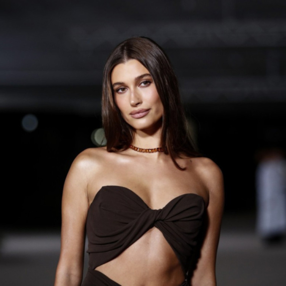 Na crvenom tepihu elegancija, na ulici – provokacija: Tako samouverena i bez brusa FOTO