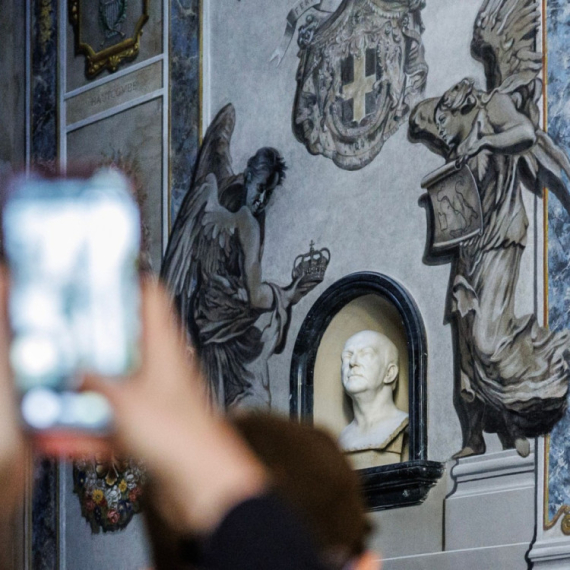 Skandal u Italiji: Obrisana glava anđela koji je ličio na Đorđu Meloni FOTO