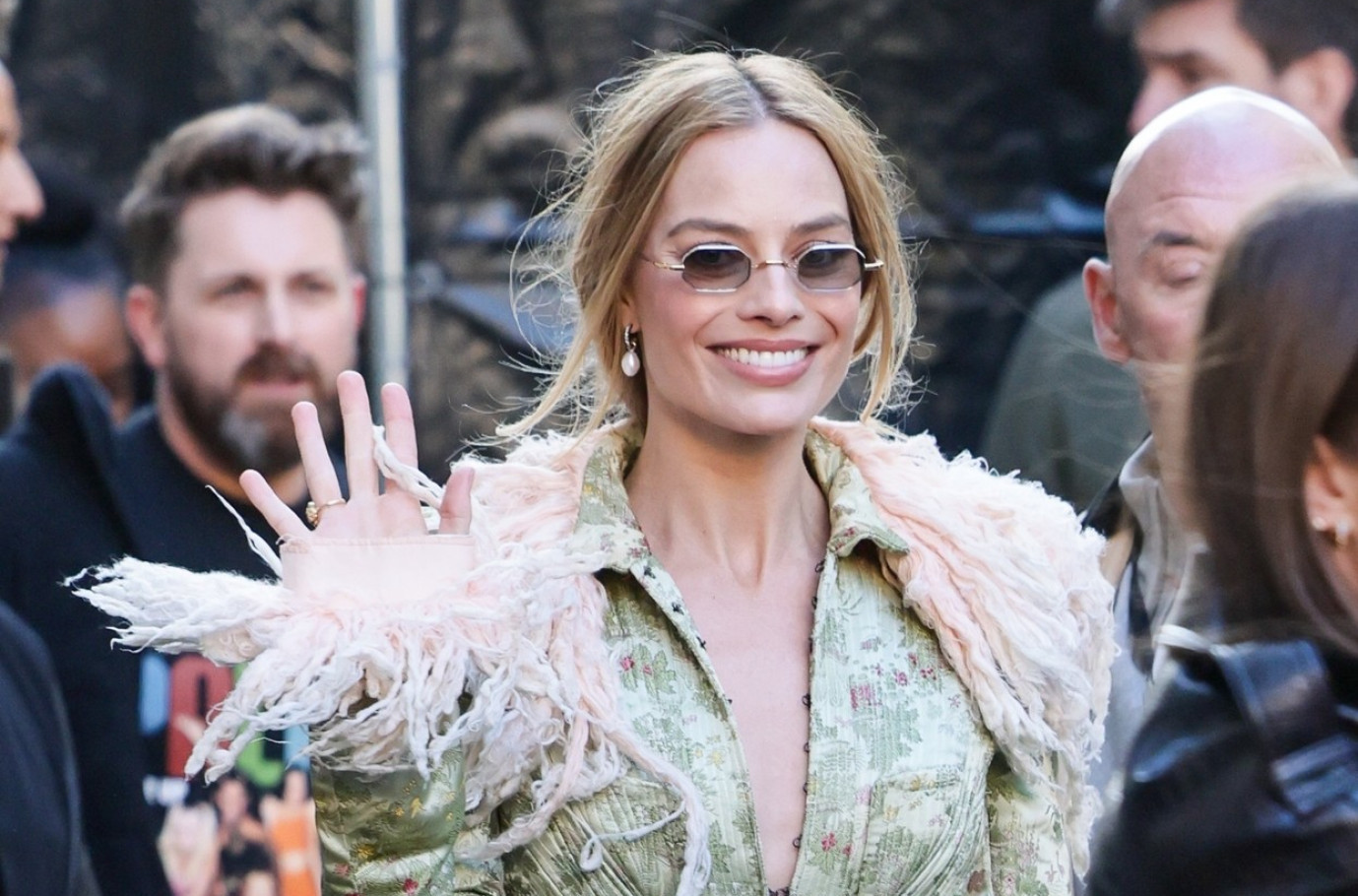 Halteri, najkraći minić i kaput na golu kožu: Nezamislivo, a na njoj perfektno FOTO/VIDEO