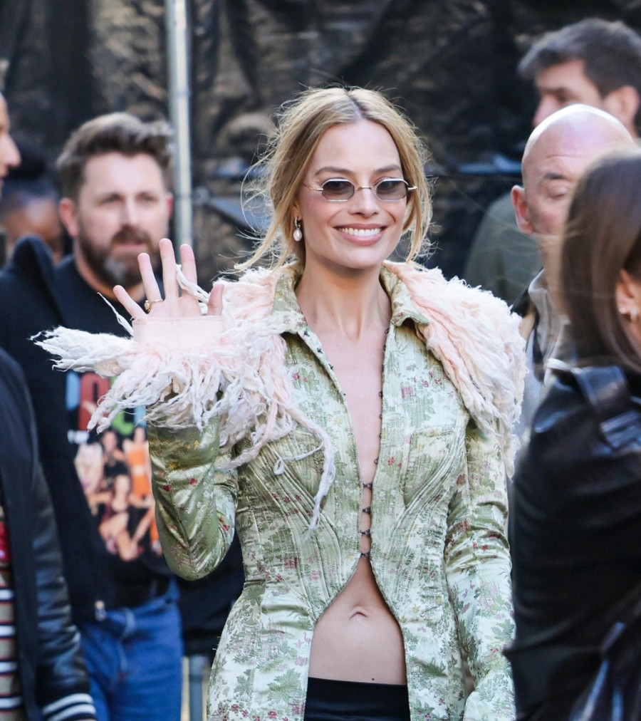 Halteri, najkraći minić i kaput na golu kožu: Nezamislivo, a na njoj perfektno FOTO/VIDEO