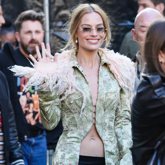 Halteri, najkraći minić i kaput na golu kožu: Nezamislivo, a na njoj perfektno FOTO/VIDEO