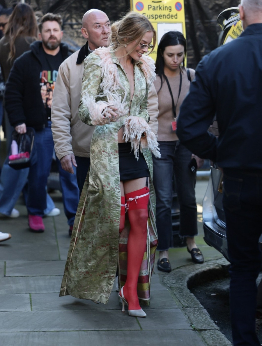 Halteri, najkraći minić i kaput na golu kožu: Nezamislivo, a na njoj perfektno FOTO/VIDEO