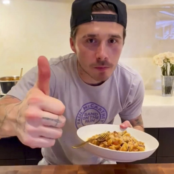 Bruklin Bekam postao predmet sprdnje: Ko pravi ovako špagete bolonjeze? FOTO/VIDEO