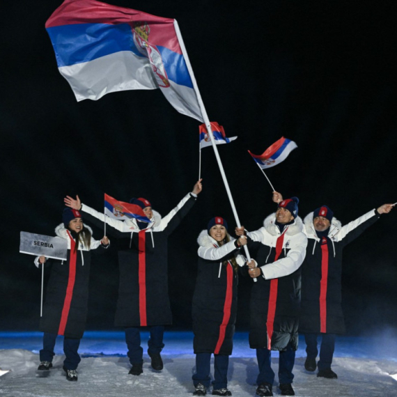 Srpska zastava se predstavila u Italiji – Anja i Miloš zaviorili trobojku FOTO