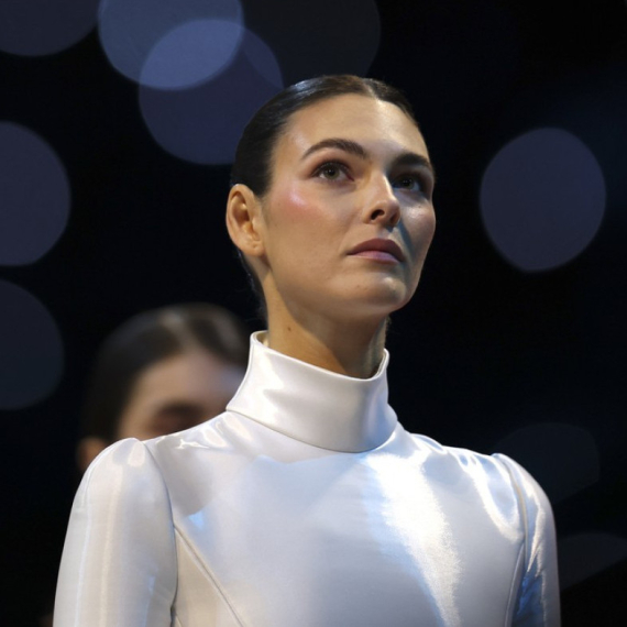 Modni spektakl na ZOI, glavna tema Dikaprijeva devojka FOTO/VIDEO