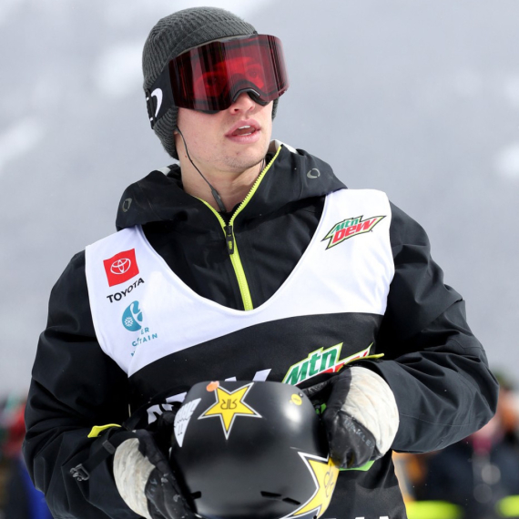 Zgodni sportista samuje na ZOI, a žene ga opsedaju: "Mogu odmah u tvoju sobu" FOTO