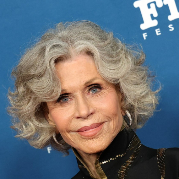 Svi bi da stare kao Džejn Fonda: "Izbrisala" 30 godina i oduševila na crvenom tepihu FOTO