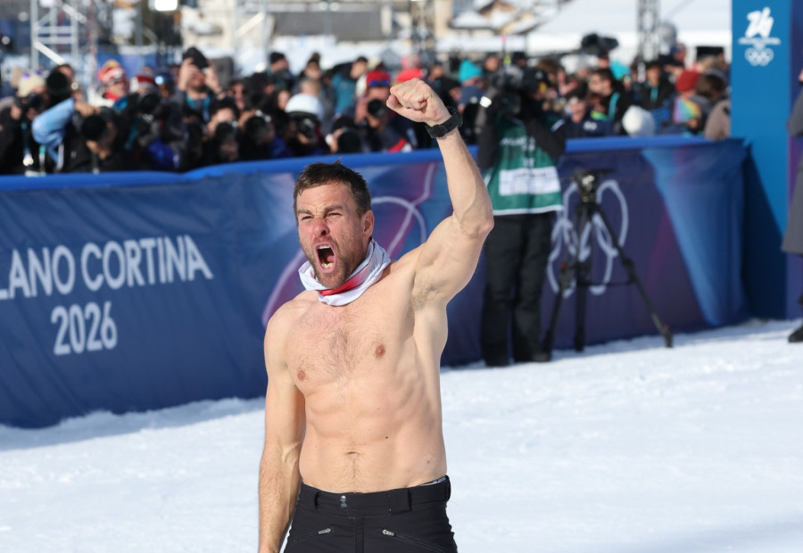 Internet obožava njegovu proslavu zlatne medalje – bez majice FOTO/VIDEO