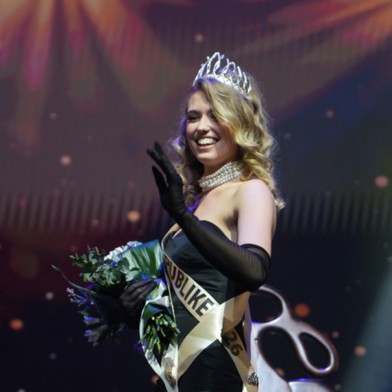 Mis Srbije u finalu takmičenja odabrala kreaciju inspirisanu srpskim svetinjama  FOTO/VIDEO