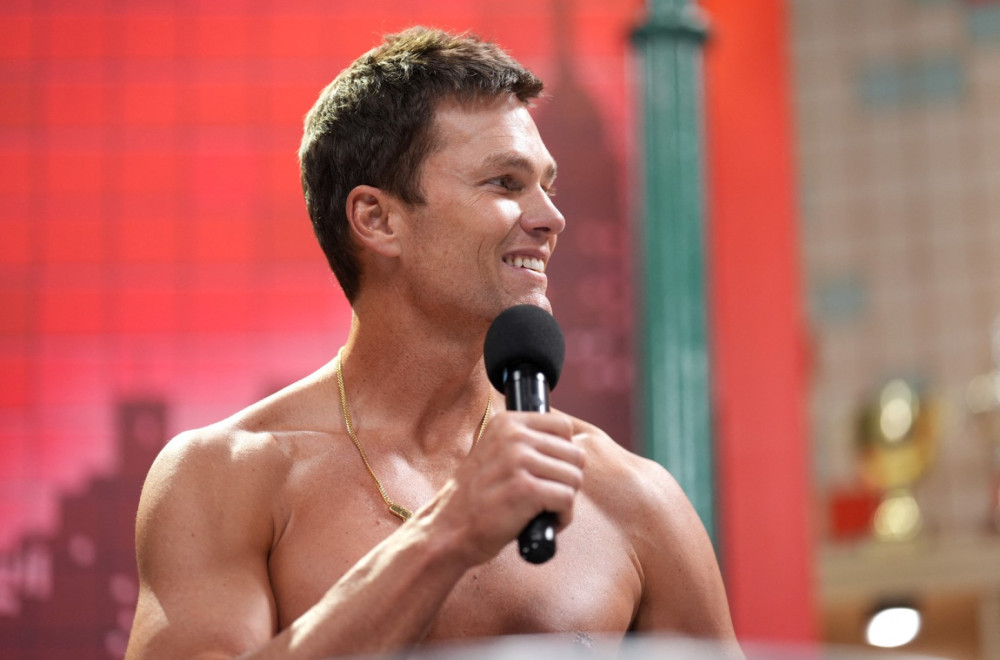 Konačno krenuo dalje: Zgodni penzioner uživa pored 23 godine mlađe lepotice FOTO