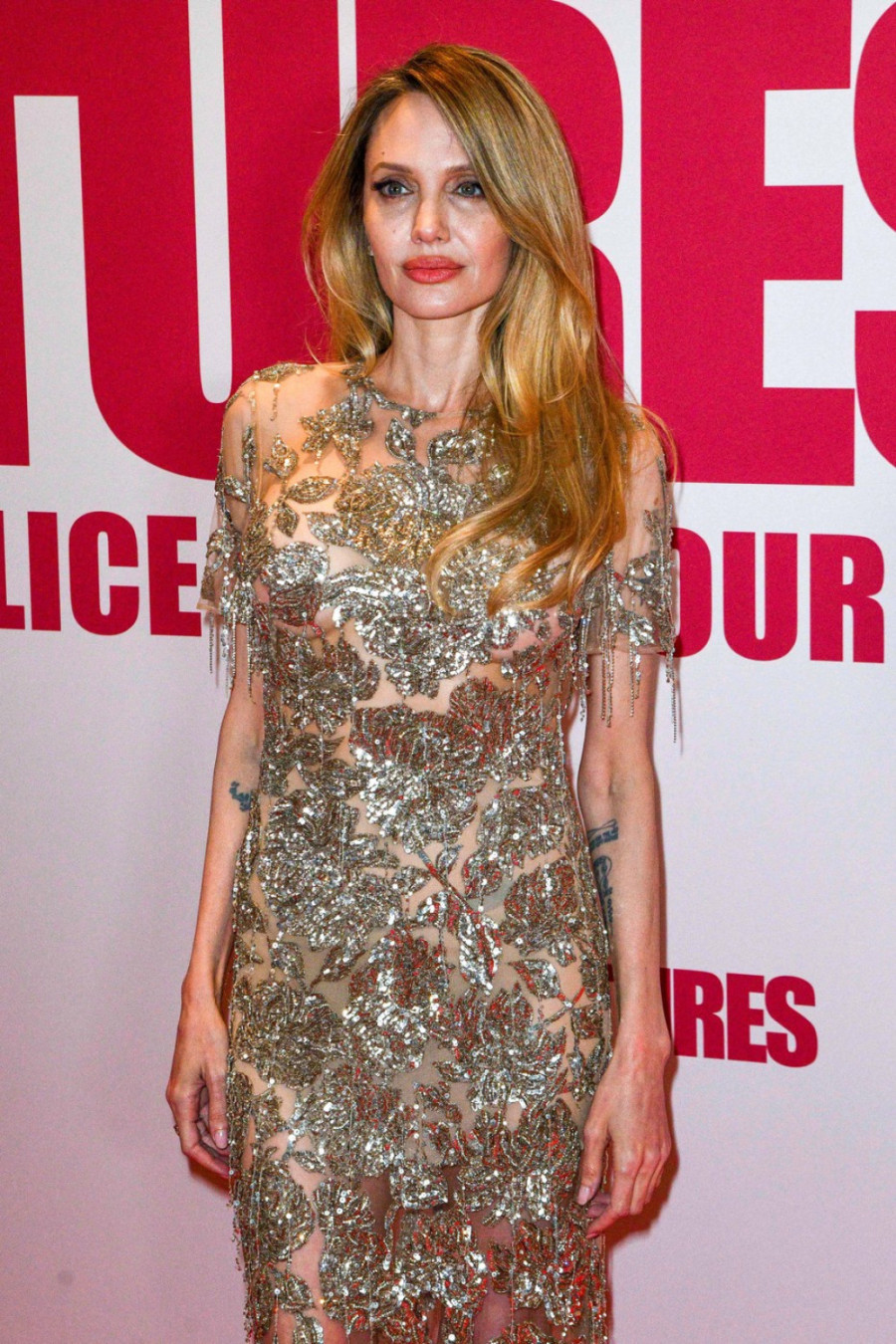 Anđelina Džoli u najlepšoj goloj haljini: Hrabro prošetala bez brusa FOTO