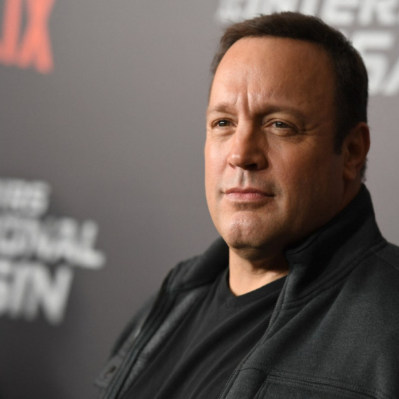 Slavni komičar šokirao javnost: Sam i uplakan s bidermajerom na tribinama Superboula VIDEO