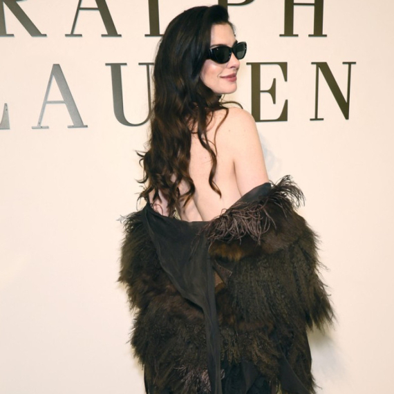 Retko nosi prozirne haljine, a sada je sve oduševila: Pokazala i vitko telo FOTO