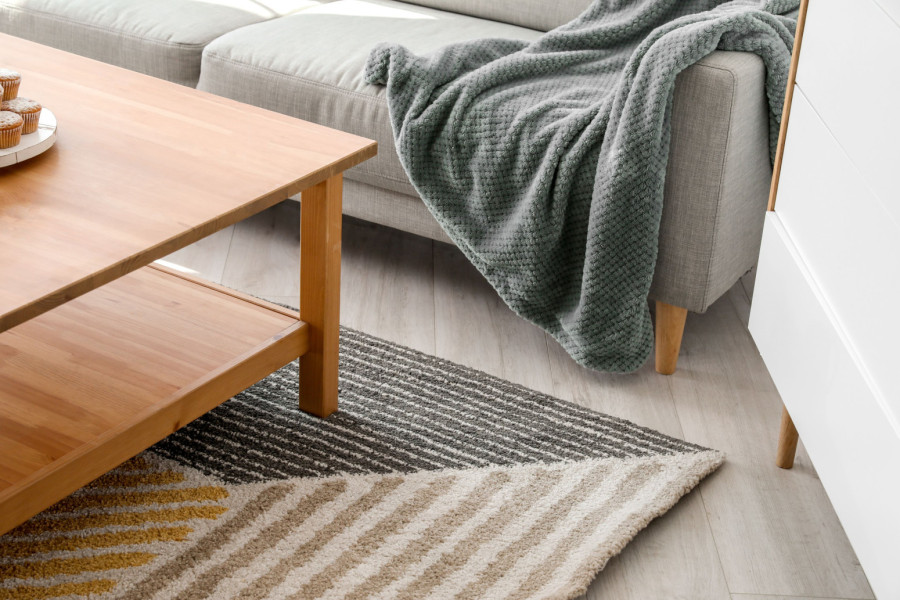 Tepih u dnevnoj sobi – zastareli trend ili ponovo hit?