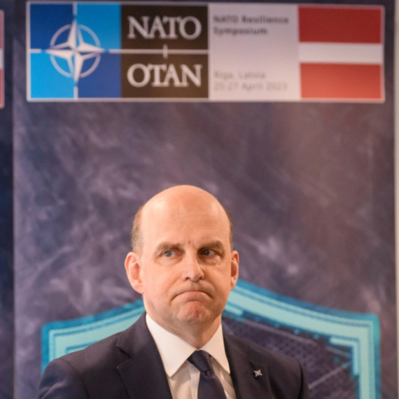 Ambasador koji je poverljive dosijee ostavio na autobuskoj stanici, ponovo napravio haos FOTO