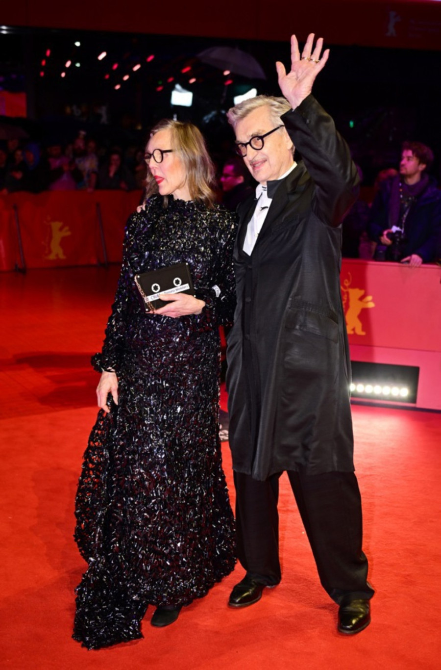 Stare video-trake njenog supruga postale su materijal za savršenu haljinu FOTO