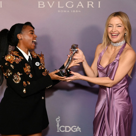 Internet je poludeo za njenom haljinom: Ali – zašto? FOTO/VIDEO