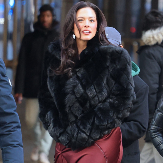 Višak kilograma joj uopšte ne smeta, jer "ubija" svojim seksepilom FOTO