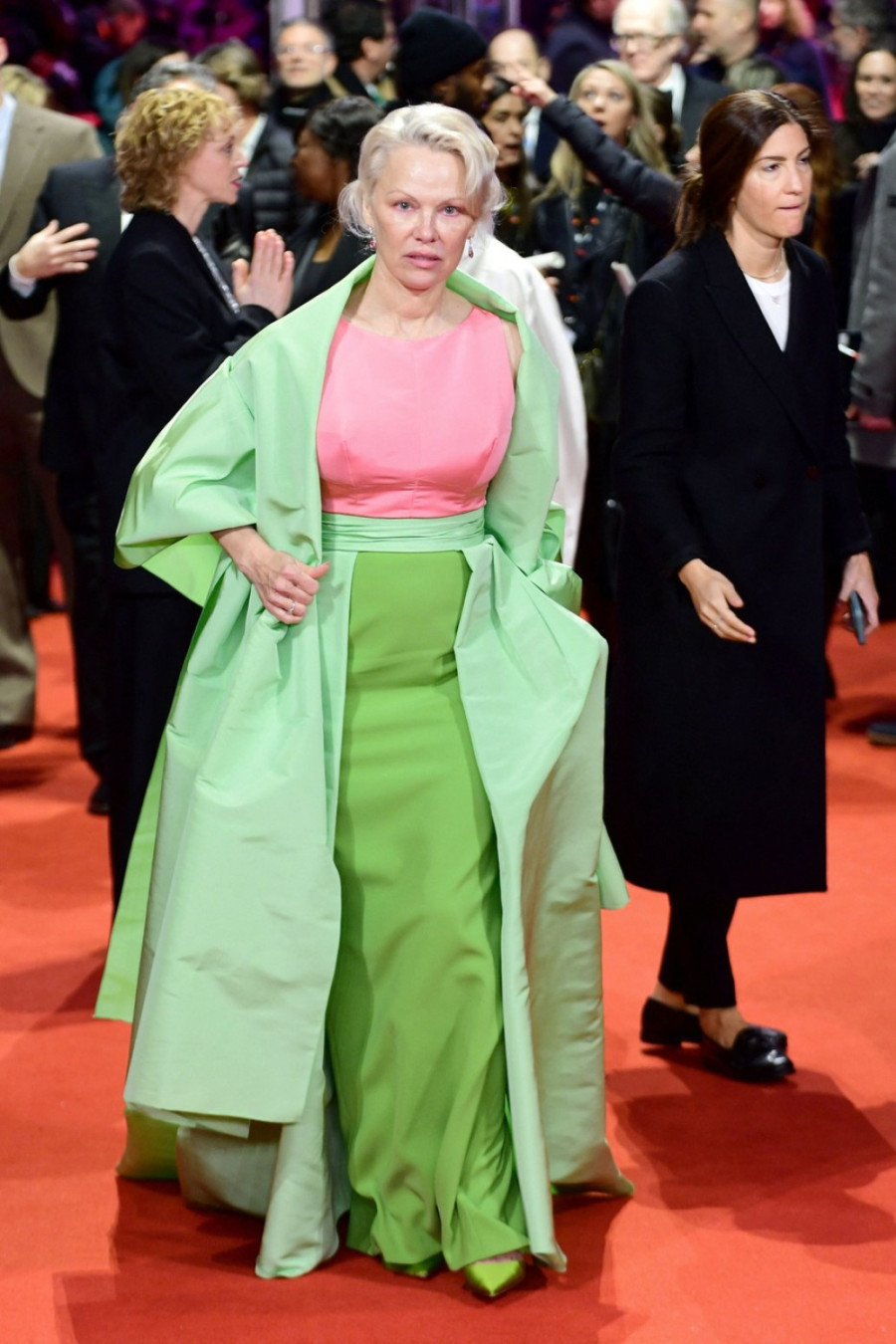 Pamela Anderson je pravi raj za oči: Ovako se ide na crveni tepih FOTO