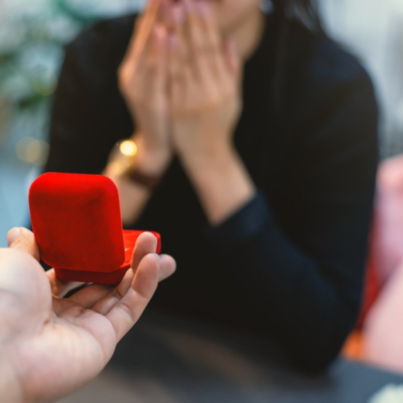 Verenički prsten od 20.000 evra izazvao lavinu komentara: "To je otvarač za konzerve" VIDEO