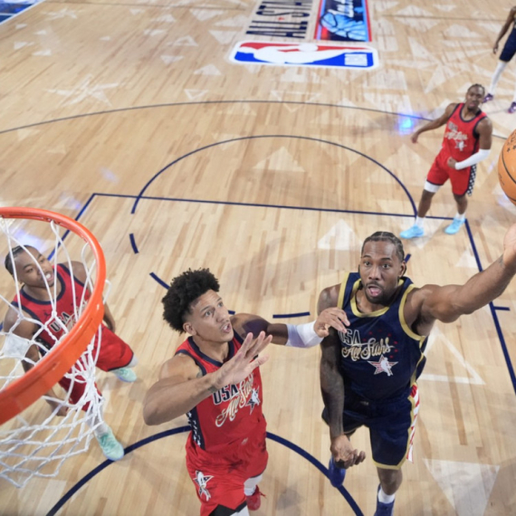 Nezainteresovani Jokić i Dončić gledali sa klupe – Lenard "zapalio" Los Anđeles