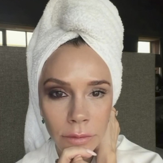 Novi mejkap trend Viktorije Bekam: Našminkajte se kao ona – korak po korak VIDEO