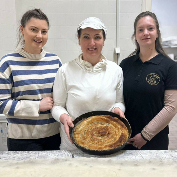 Tradiciju je prenela i na ćerke: Mira iz Čačka je majstor u razvijanju kora za domaću pitu FOTO