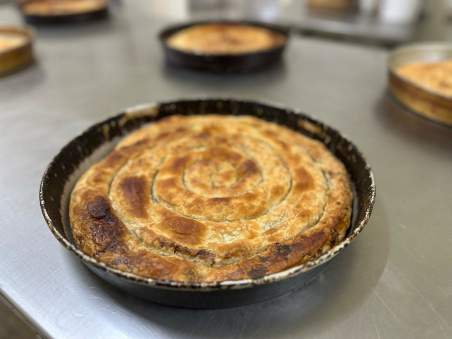 Tradiciju je prenela i na ćerke: Mira iz Čačka je majstor u razvijanju kora za domaću pitu FOTO