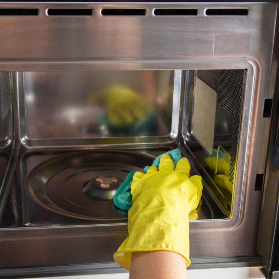 Genijalan trik za blistavo čistu mikrotalasnu rernu svaki put