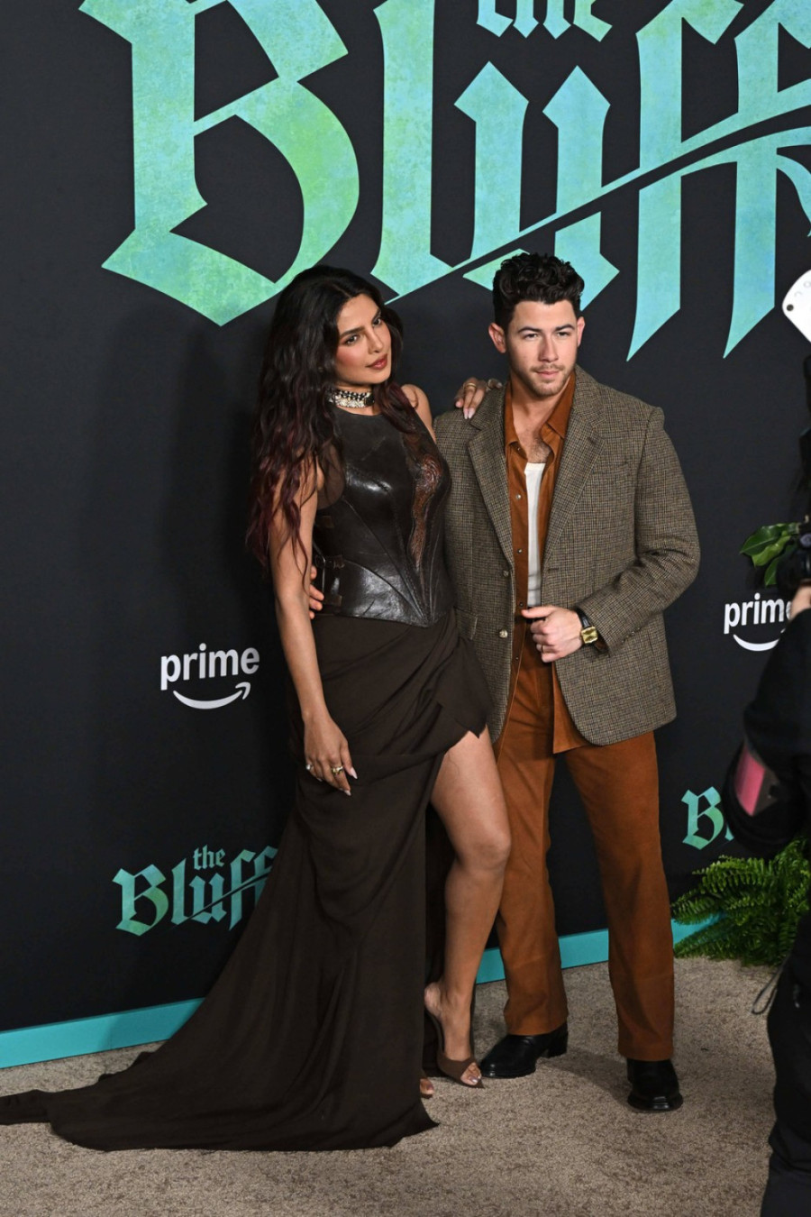 Mama i sin ponovo žare i pale na crvenom tepihu: Ne odvaja se od njega ni minut FOTO