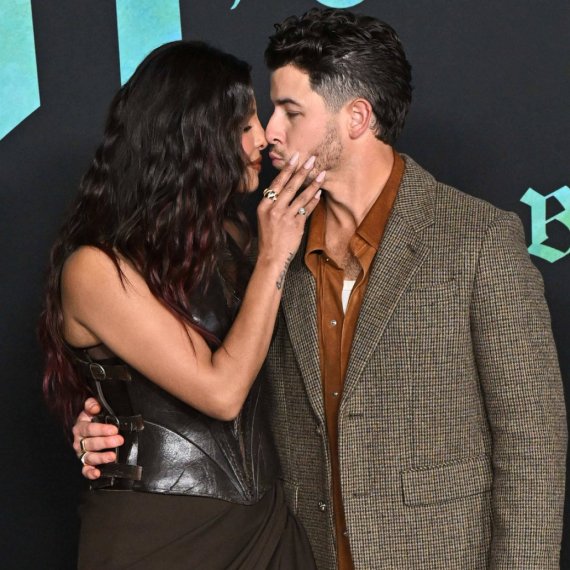 "Mama i sin" ponovo žare i pale na crvenom tepihu: Ne odvaja se od njega ni minut FOTO