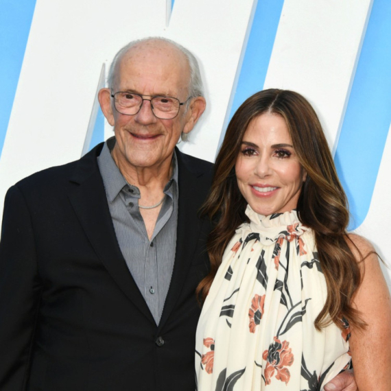 Peti brak sa 32 godine mlađom: Legendarni glumac (87) ne može da sakrije sreću FOTO