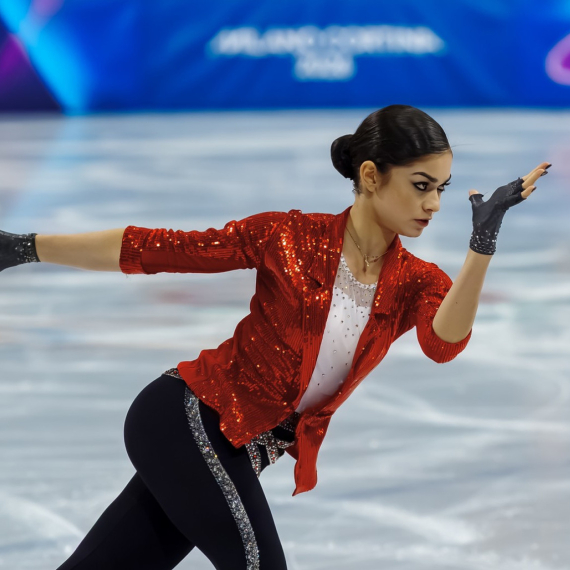 Bez zastave, bez himne, a toliko moćna: "Topio" se led zbog njenog stajlinga i nastupa FOTO