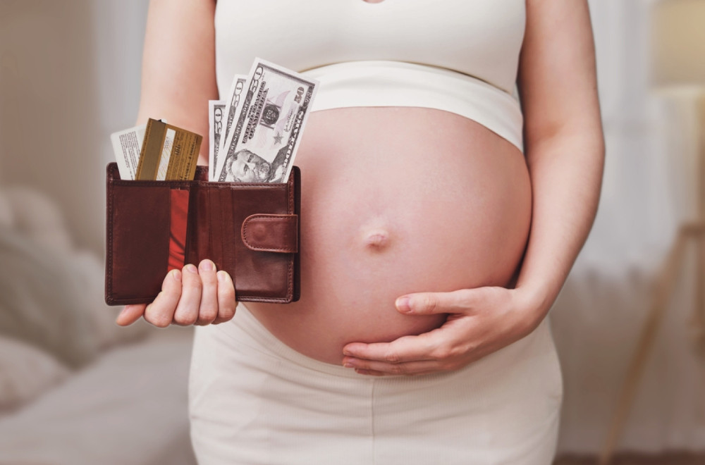 Moć novca nad telom žene: Da li smo smeli da prodamo majčinstvo?