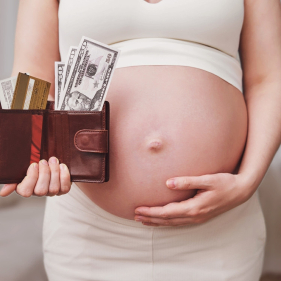 Moć novca nad telom žene: Da li smo smeli da "prodamo" majčinstvo?