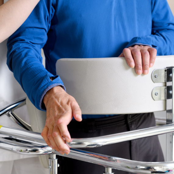 Šta je ALS zbog čijih posledica je preminuo glumac Erik Dejn: Ovo su simptomi teške bolesti