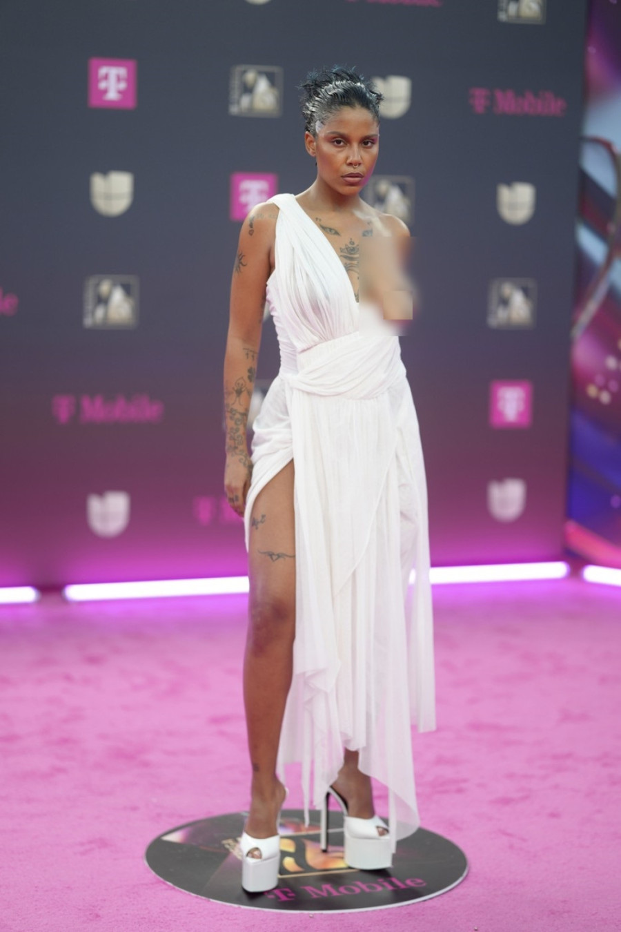 Pred celim svetom je izbacila grudi i ne vidi problem: Ljudi u šoku FOTO