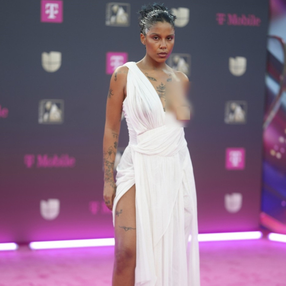 Pred celim svetom je izbacila grudi i ne vidi problem: Ljudi u šoku FOTO