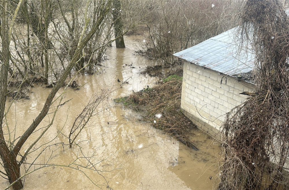 Čačku preti poplava? Reka došla nadomak kuća; Meštani strahuju, nadležni dežuraju 24 sata FOTO