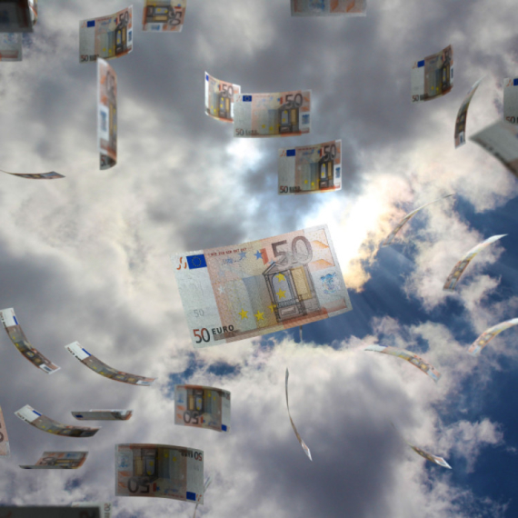 U Beču sa zgrade letelo 10.000 evra: Oduševljeni prolaznici se umalo pobili zbog para VIDEO