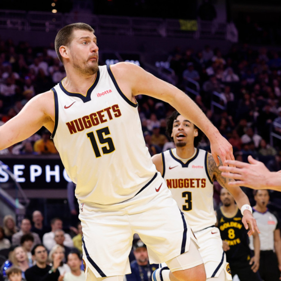 Jokić razbijao, ali i gledao katastrofu Denvera u 4/4! VIDEO