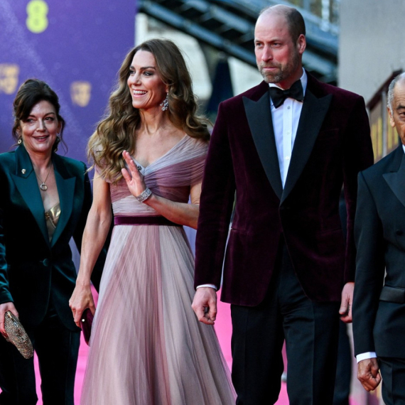 Uprkos skandalu koji trese britansku krunu, Vilijam i Kejt moraju da se smeškaju FOTO