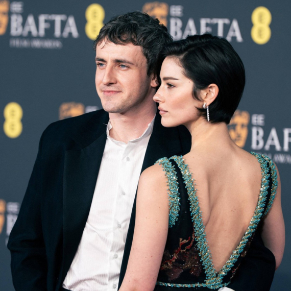 I on je u vezi: Više je ne krije, neobična lepotica ukrala je njegovo srce FOTO/VIDEO