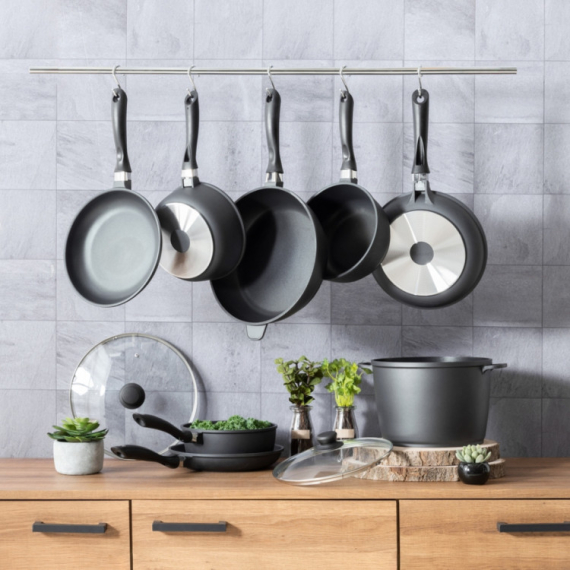 Kada bi trebalo da kupite novo posuđe? Znakovi da morate da ga zamenite