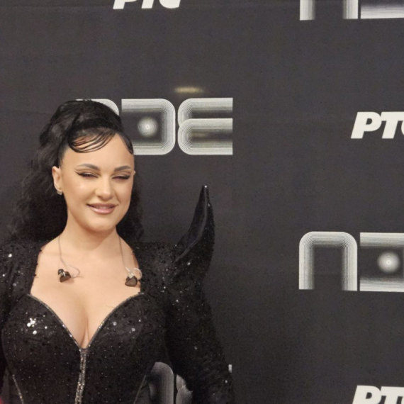 Počelo takmičenje PZE 2026: Sve vrvi od glamura i dobre energije; Prva nastupila Mirna