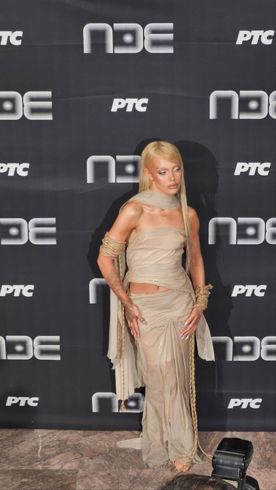 Samo jedna žena u Srbiji pravi ovakve haljine, a Lores je večeras nosi FOTO