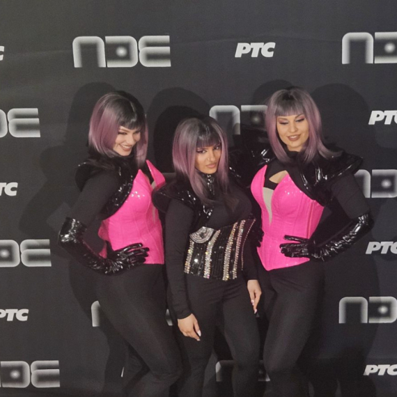 K-pop na srpski način: Utegle se u korsete, pa zapalile scenu FOTO