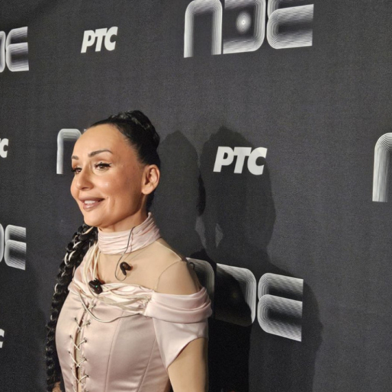 Pevačica se skinula pa zapalila scenu PZE raskošnim vokalom FOTO/VIDEO