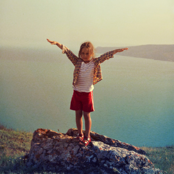 90-e popularnije nego ikad: Novi roditeljski trendovi inspirisani su nostalgijom FOTO