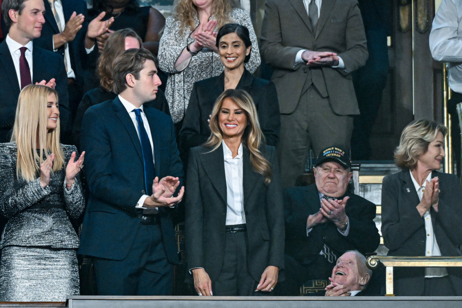 Poslovni stil dobija novu dimenziju – ali samo kada savršeno odelo obuče Melanija Tramp FOTO